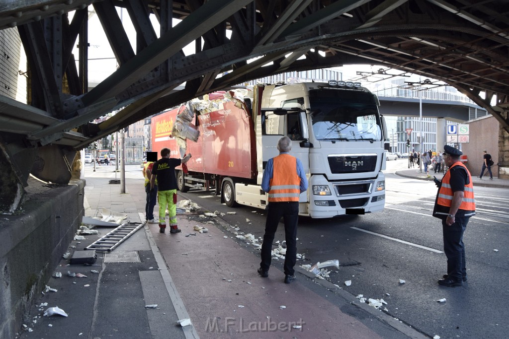 LKW blieb unter Bruecke haengen Koeln Deutz Opladenerstr Deutz Muelheimerstr P100.JPG - Miklos Laubert